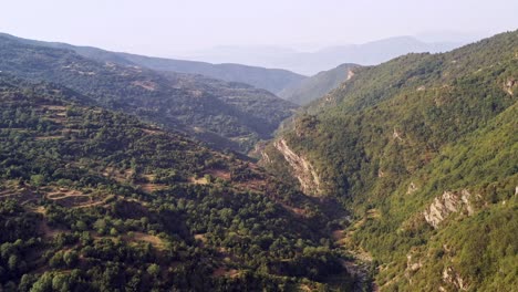 Nach-Vorne-Aufsteigende-Luft-Schießt-über-Schluchten-Und-Steile-Schluchten-Der-Rhodope-berge-Bulgariens