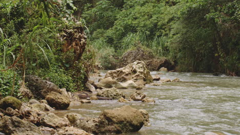 Fluss,-Der-Durch-Felsformation-Gegen-Bäume-Im-Wald-Bei-Rio-Tanama,-Puerto-Rico-Fließt---Drohne-Geschossen