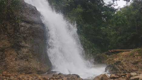 Fuerte-Flujo-De-Cascadas-Que-Salpican-Desde-Montañas-Escarpadas-En-Primera-Cascada-De-La-Planta,-Rio-Tanama,-Puerto-Rico