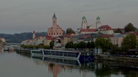 Passau-Altstadt-In-Abenddämmerung-Mit-Anliegenden-Schiffen