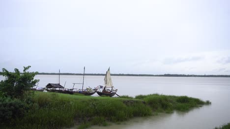 Segelbootstand-Am-Ufer-Des-Flusses-Ganges-In-Westbengalen