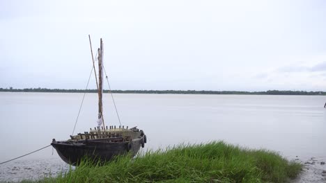 Segelbootstand-Am-Ufer-Des-Ganges