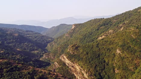 Vuelo-Aéreo-Sobre-Barrancos-Y-Valles-Empinados-De-Las-Montañas-Rodope-Bulgaria