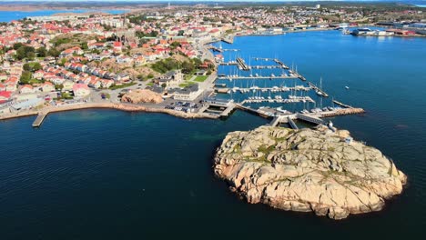 Hafen-Von-Lysekil---Insel-Slaggo-Mit-Festgemachten-Booten-Am-Jachthafen-In-Lysekil,-Schweden