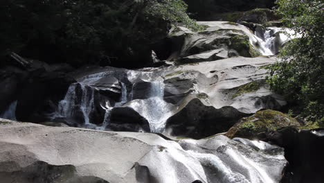 Der-Mehrschichtige-Wasserfall-Aus-Glattem-Fels-Weist-Spuren-Von-Äonen-Der-Erosion-Auf