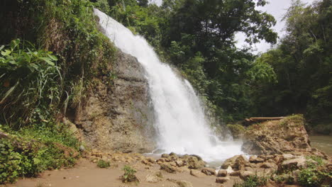 Wunderschöne-Dschungellandschaft-Mit-Kaskadierenden-Wasserfällen-Im-Regenwald-Von-Puerto-Rico
