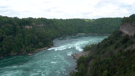 Una-Vista-De-ángulo-Alto-Del-Remolino-En-El-Río-Niagara-Debajo-De-Las-Cataratas