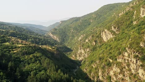 Vista-Aérea-De-Las-Sombras-Sobre-Los-Barrancos-Y-El-Desfiladero-De-Las-Montañas-Ródope-Bulgaria