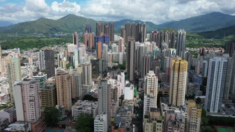 Montañas-Verdes-Detrás-Del-Horizonte-De-Hong-Kong-En-Un-Día-Brillante---Toma-Aérea