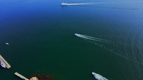 Motorboote-Verlassen-Kielwasser-Auf-Ruhigen-Gewässern-Der-Skagerrak-Meerenge-In-Der-Nähe-Des-Hafens-Von-Lysekil-In-Schweden