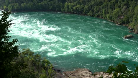 Un-Fondo-De-Agua-Que-Fluye-Rápidamente-En-El-Río-Niagara