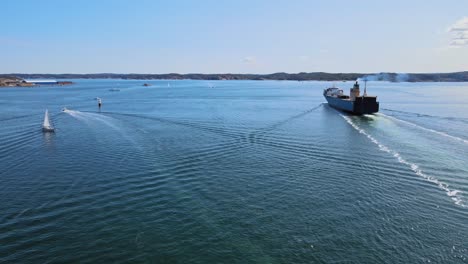 Allgemeines-Frachtschiff,-Das-In-Der-Skagerrak-straße-Segelt-Und-An-Segelbooten-In-Der-Nähe-Von-Lysekil-In-Schweden-Vorbeifährt