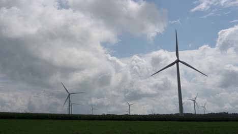 Ein-Windpark-In-Einem-Feld-Auf-Einem-Hügel