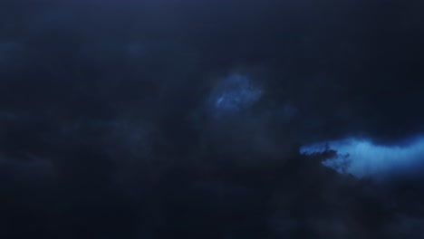 Dunkle-Kumulonimbuswolken-Nähern-Sich