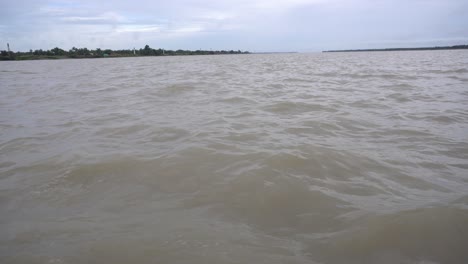 Agua-Que-Fluye-En-El-Río-Ganges