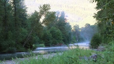 Fluss-B-Rolle:-Nebel-Steigt-Vom-Frühmorgendlichen-Bergfluss-Im-Schatten-Auf