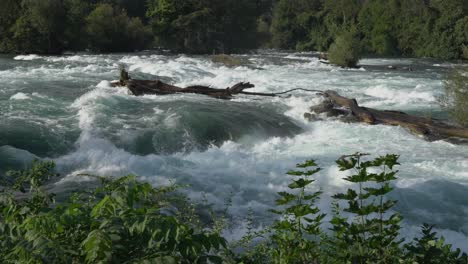 The-danger-of-the-fast-flowing-rapids-on-the-Niagara-River-above-the-falls