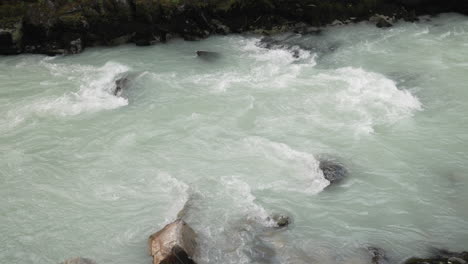 Felsige-Wildwasser-Stromschnellen-Im-Wald---British-Columbia---Slowmo