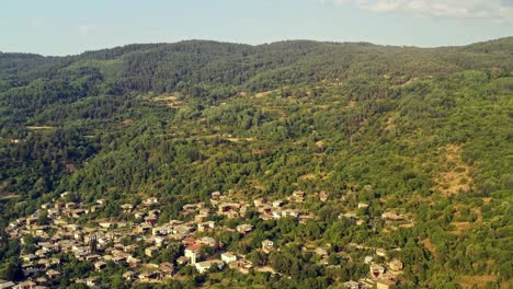 Vuelo-Aéreo-Sobre-Las-Antiguas-Casas-Históricas-Del-Pueblo-De-Montaña-De-Kovachevitsa-Rhodopes-Bulgaria