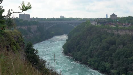 Brücke-über-Den-Niagara-Fluss,-Die-Die-Vereinigten-Staaten-Und-Kanada-Verbindet