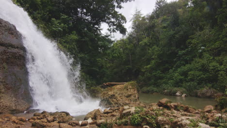 Puerto-Rico-Wasserfall-In-Der-Nähe-Von-Rio-Tanama-Im-Dschungelregenwald,-Der-In-Den-Fluss-Stürzt