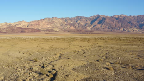 Huge-rocky-brown-mountains-surrounding-the-death-valley-national-park