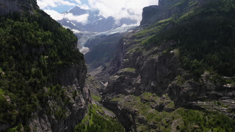 Toma-De-Drones-De-Montañas-Cerca-De-Grindelwald,-En-Los-Alpes-Berneses-De-Suiza,-Con-Una-Cascada-En-La-Distancia