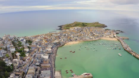 Aerial-view-over-the-Cornish-Coastal-town-of-St-Ives