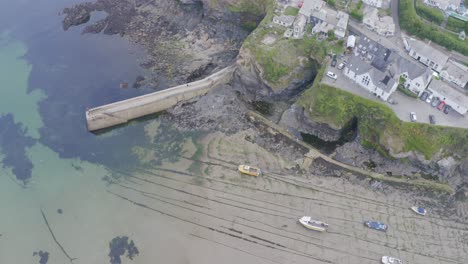 Luftbild-über-Die-Klippe-Häuser-Von-Port-Isaac-In-Cornwall,-England