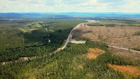 Panoramablick-Auf-Die-Ländliche-Landstraße-Zwischen-Wiesen-Und-Wäldern-In-Sälen,-Dalarna,-Schweden---Drohnenaufnahme