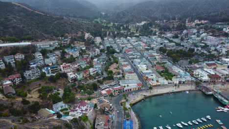 Luftbild-über-Villen-Am-Hang-Und-Avalon-Town-Beach-Türkisblaues-Wasser,-Santa-Catalina,-Kalifornien
