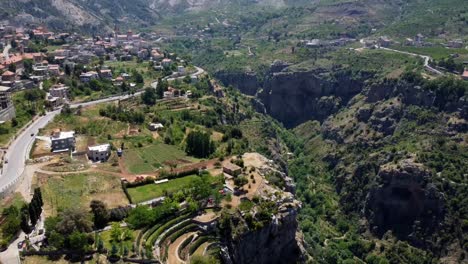 Bsharri,-Líbano---Uno-De-Los-Pueblos-Más-Bellos-Del-Valle-De-Kadisha---Toma-Aérea-De-Drones