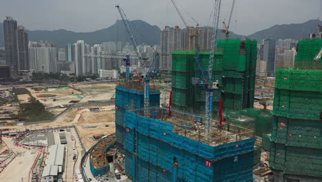 Vuelo-De-Drones-Hacia-El-Sitio-De-Construcción-De-Edificios-Con-Grúas-En-Hong-Kong