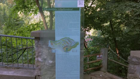 Hungría,-Lillafüred,-Información-Turística-Con-Detalles-Históricos-Y-Carteles-Sobre-El-Pueblo,-El-Parque-Y-Los-Alrededores