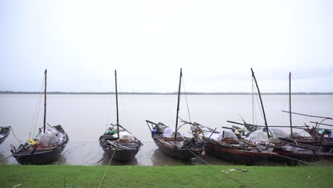Segelboote-Stehen-Am-Ufer-Des-Ganges-In-Westbengalen