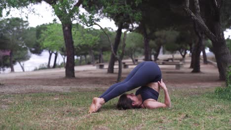 Upperbody-flex-yogi-stretch-at-Barcelona-park