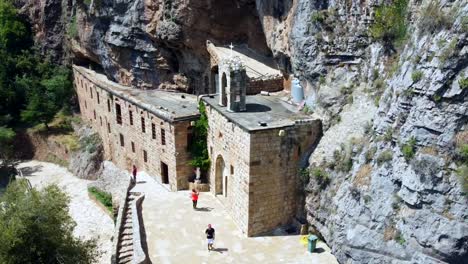 Los-Turistas-Visitan-El-Histórico-Monasterio-De-Mar-Lichaa-En-El-Valle-De-Kadisha,-Bsharre,-Líbano