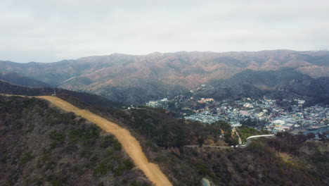 Luftbild-Von-Santa-Catalina-Island-Hills-Und-Trail-Mit-Blick-Auf-Avalon-Town,-Kalifornien