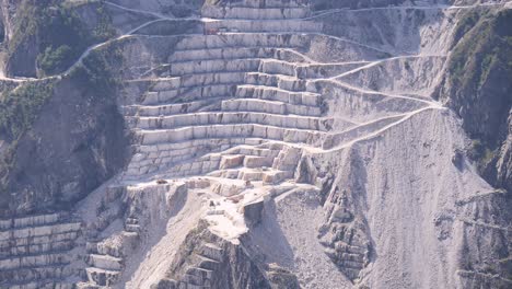 Vista-De-Las-Canteras-De-Mármol-De-Carrara-Y-Los-Senderos-De-Transporte-Excavados-En-La-Ladera-De-La-Montaña