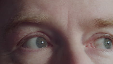 Nahaufnahme-Der-Grauen-Augen-Eines-Europäischen-Mannes,-Die-Sich-Umsehen