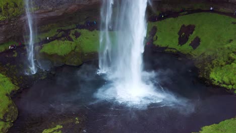 Mehrere-Touristen-Besuchen-Den-Berühmten-Seljalandsfoss-Wasserfall-An-Der-Südküste-Islands-In-Der-Nähe-Der-Ringstraße