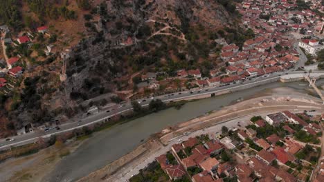 Dron-Aéreo-Cinemático-Lento-Inclinado-Sobre-La-Hermosa-Ciudad-De-Berat-En-Albania