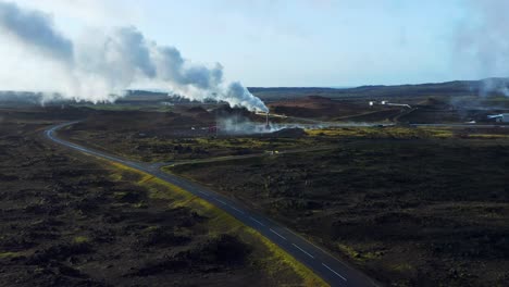 Carretera-Que-Conduce-A-La-Planta-De-Energía-Geotérmica-En-La-Península-De-Reykjanes-En-Islandia