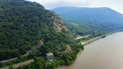 Aerial-drone-video-footage-of-breakneck-ridge-mountain-in-New-York's-Hudson-Valley-overlooking-the-historic-Hudson-River-in-the-Hudson-Highlands