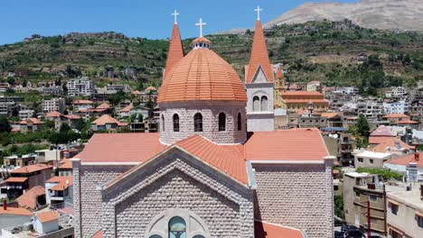 Blick-Aus-Der-Nähe-Auf-Die-Außenseite-Der-Kathedrale-Saint-Saba-In-Bsharri,-Libanon