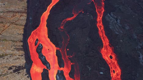 Geldingadalur-Ausbruch---Heiße-Lava,-Die-Während-Des-Ausbruchs-Des-Fagradalsfjall-Vulkans-In-Island-Im-Natthagi-Tal-Fließt