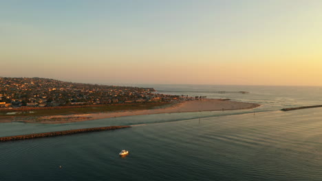 Vista-Panorámica-De-La-Playa-Del-Océano-Con-Drones-Acercándose-Sobre-El-Agua