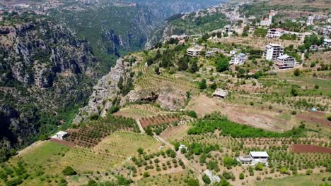 Ciudad-Montañosa-De-Bsharri-Y-Valle-De-Kadisha-En-Líbano---Toma-Aérea-De-Drones
