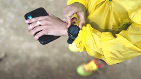 Setting-up-smartwatch-for-a-run-with-sync-with-smartphone