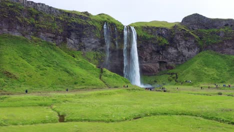 Los-Turistas-Visitan-La-Majestuosa-Cascada-Seljalandsfoss-En-El-Sur-De-Islandia